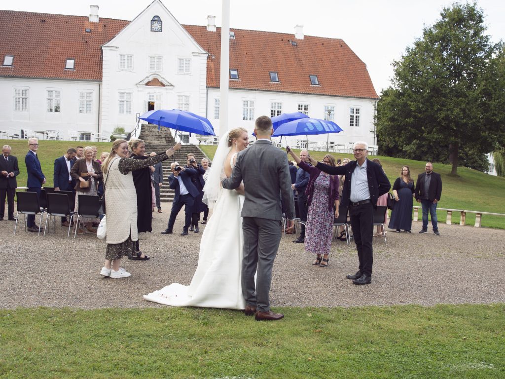 Fotograf Ann er jeres fotograf i 8700 Horsens. Hun tager smukke, moderne og anderledes billeder der laver rammen for jeres minder, i har resten af livet.
